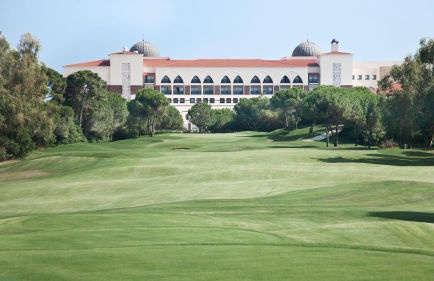 Blick vom Golfplatz auf das Hotel